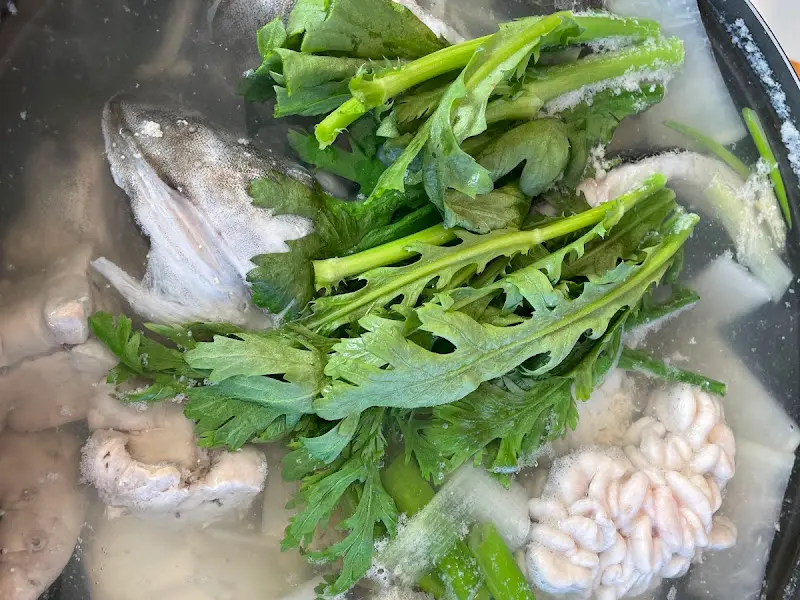 미나리가 듬뿍 올라간 생대구탕 비주얼