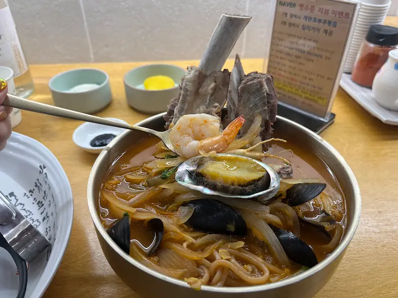 소갈비와 전복이 푸짐하게 올라간 보양 짬뽕