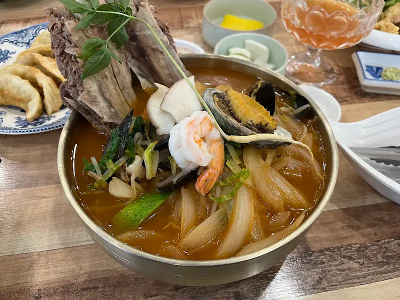 푸짐한 해산물이 눈길을 사로잡는 짬뽕