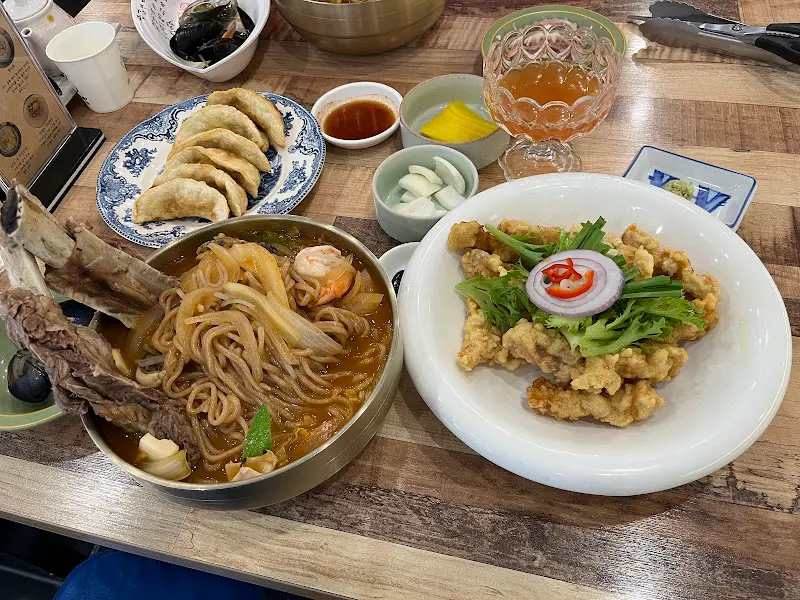 한 상 가득 차려진 짬뽕과 요리