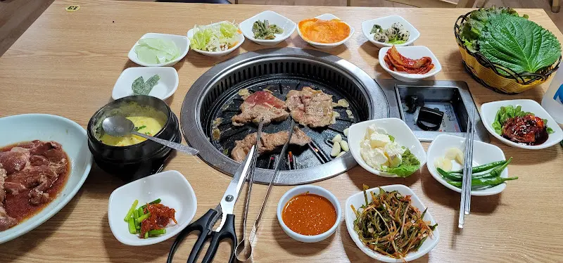 푸짐한 해물파전과 다양한 밑반찬