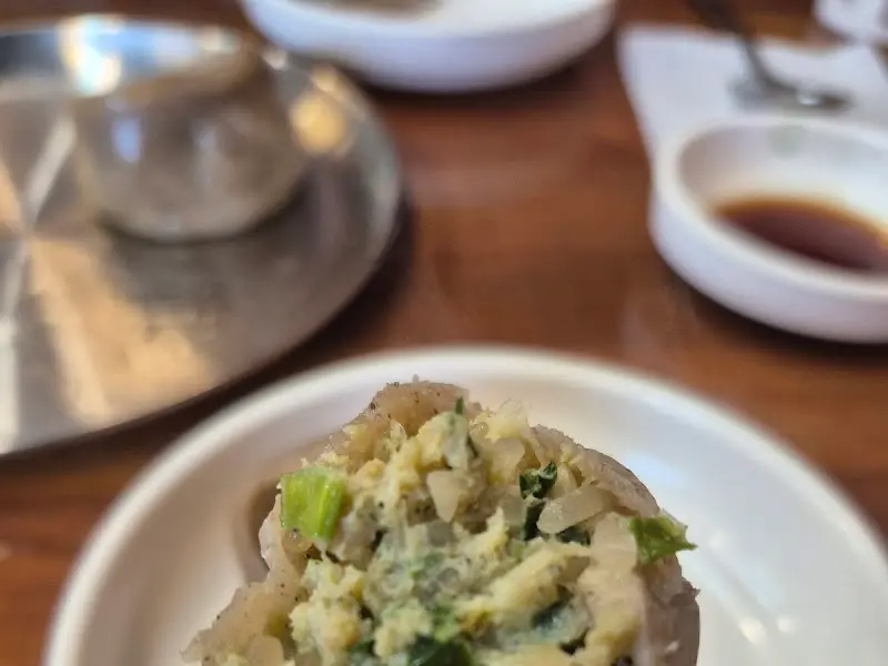 속이 꽉 찬 메밀만두