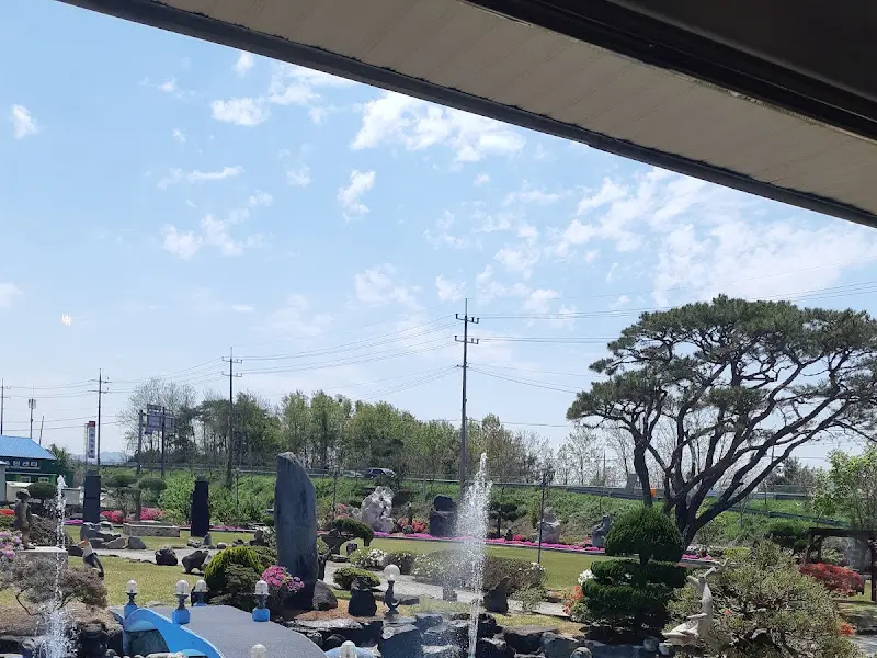 카페 내부에서 바라본 정원 풍경