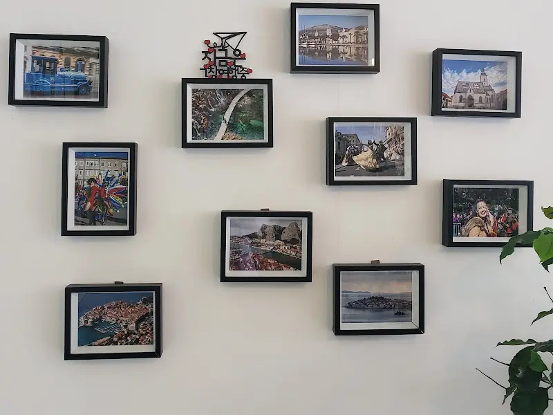 벽에 걸린 사진들