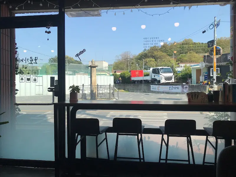 카페 창밖 풍경
