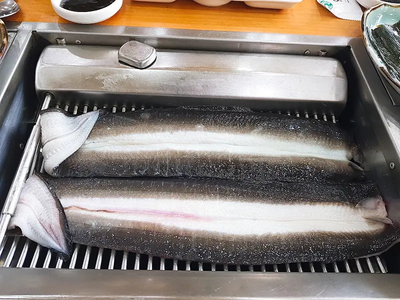 석쇠 위에서 구워지는 장어