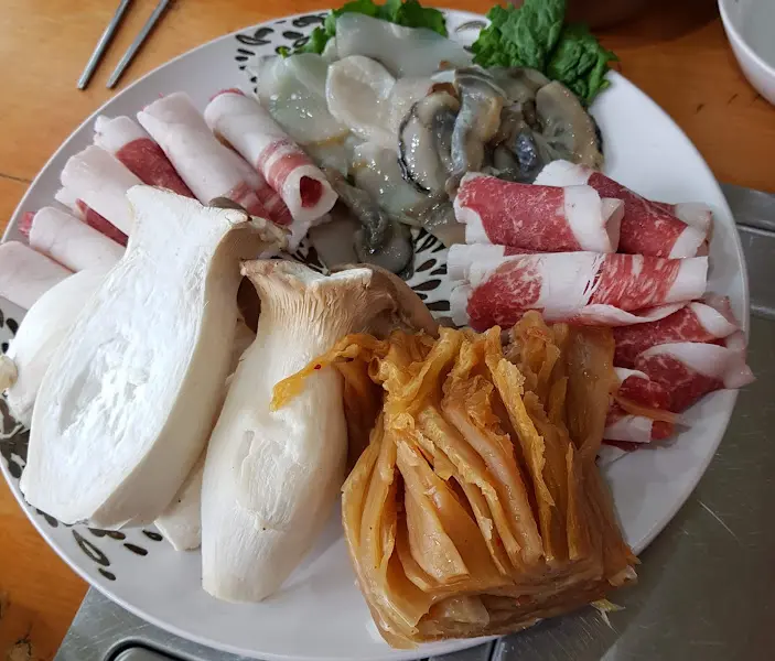 다채로운 해산물과 채소 한 상