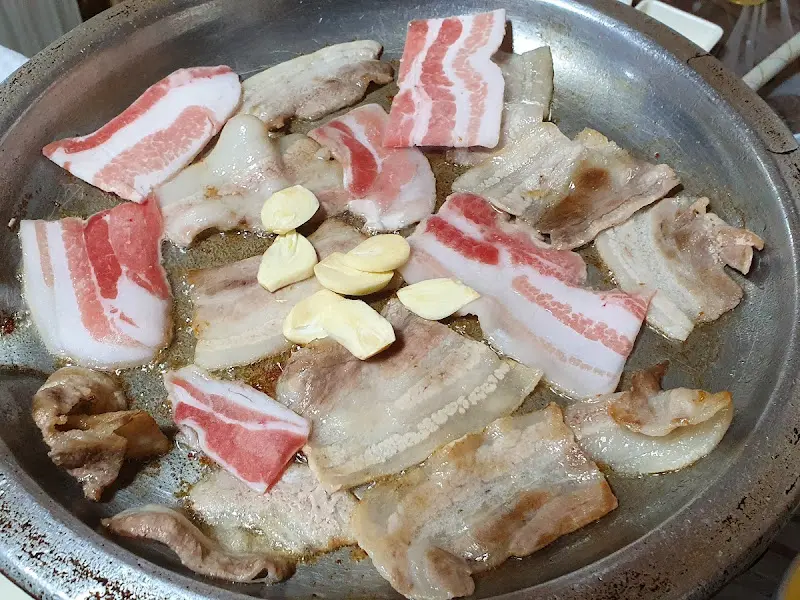 불판 위에서 익어가는 냉삼