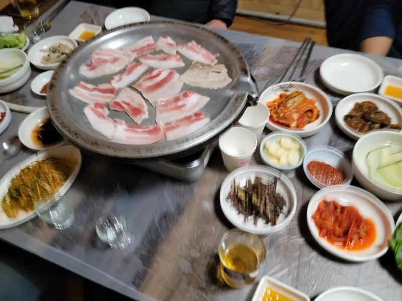 냉삼과 밑반찬 전체샷
