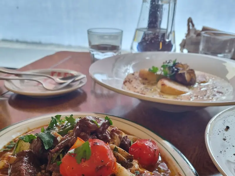 테이블 위에 놓인 뇨끼 요리