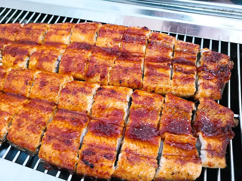 먹기 좋게 잘려진 장어 구이