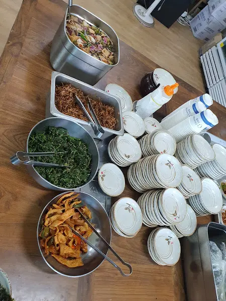 다양한 반찬을 담아놓은 스테인리스 통