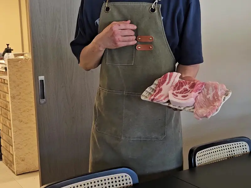 고기를 구워주는 직원