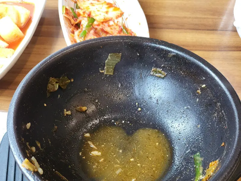 깨끗하게 비워진 뚝배기