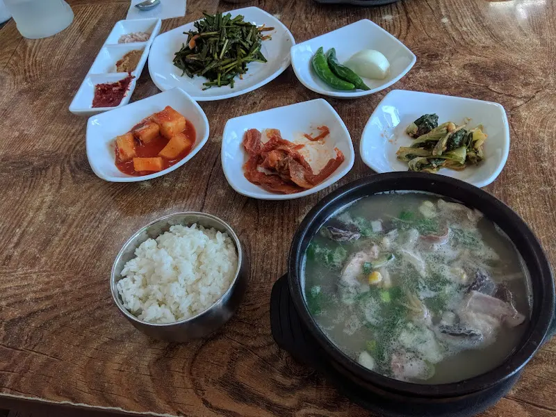 정갈하게 담겨 나온 반찬들