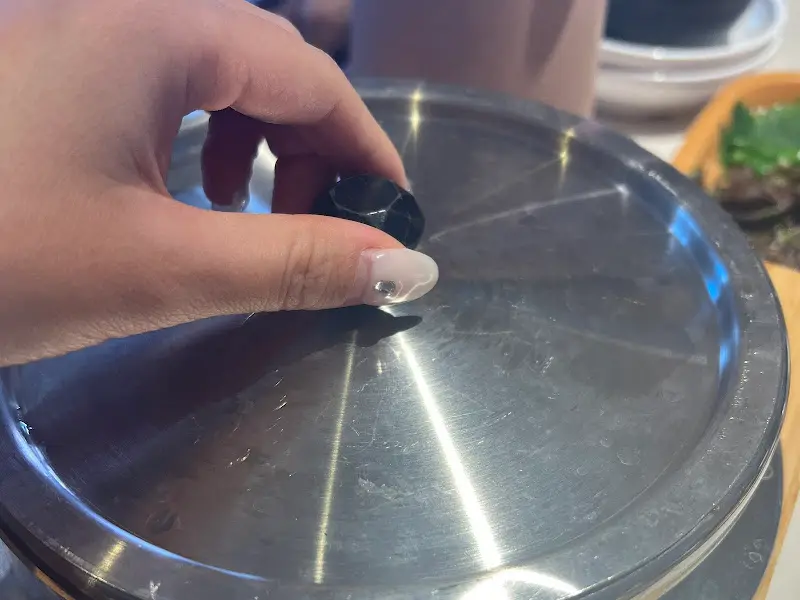 솥밥의 뚜껑을 여는 모습