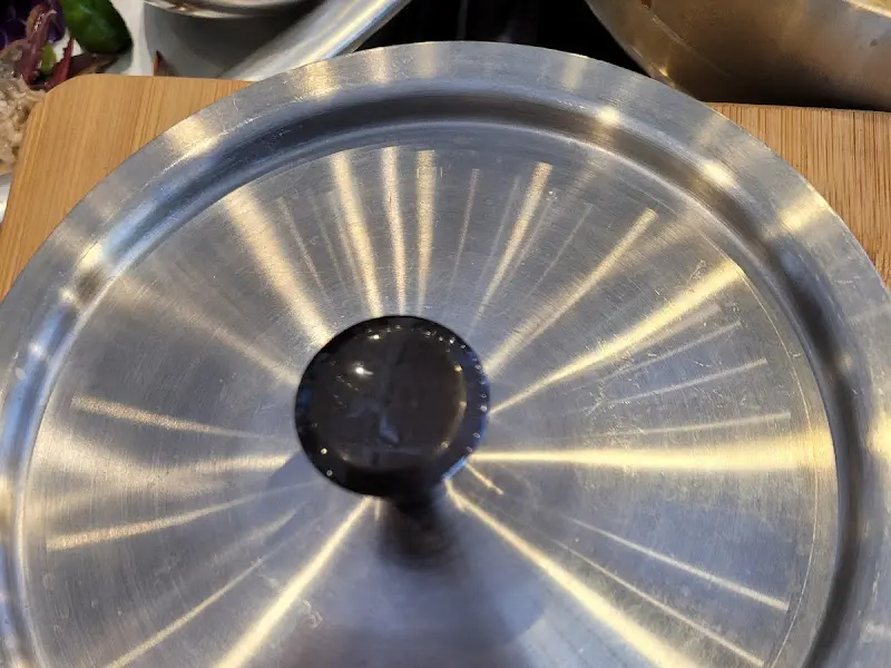 솥밥 뚜껑의 표면 질감