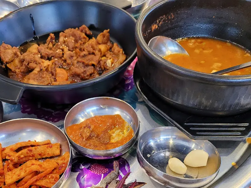 메인 메뉴인 매콤한 고기