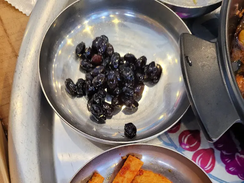 윤기가 흐르는 검은콩 조림