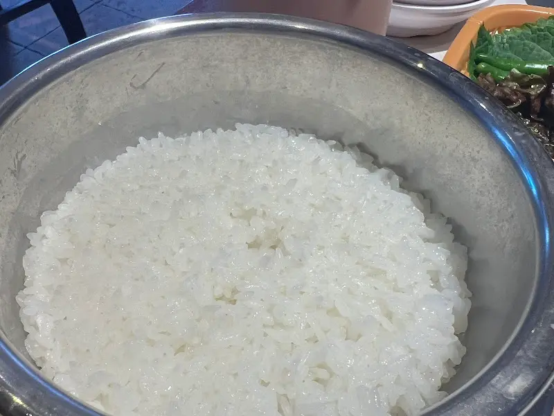 갓 지은 윤기 흐르는 솥밥