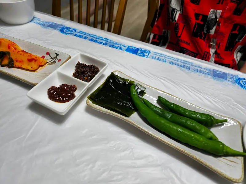 정갈하게 담겨 나온 밑반찬들