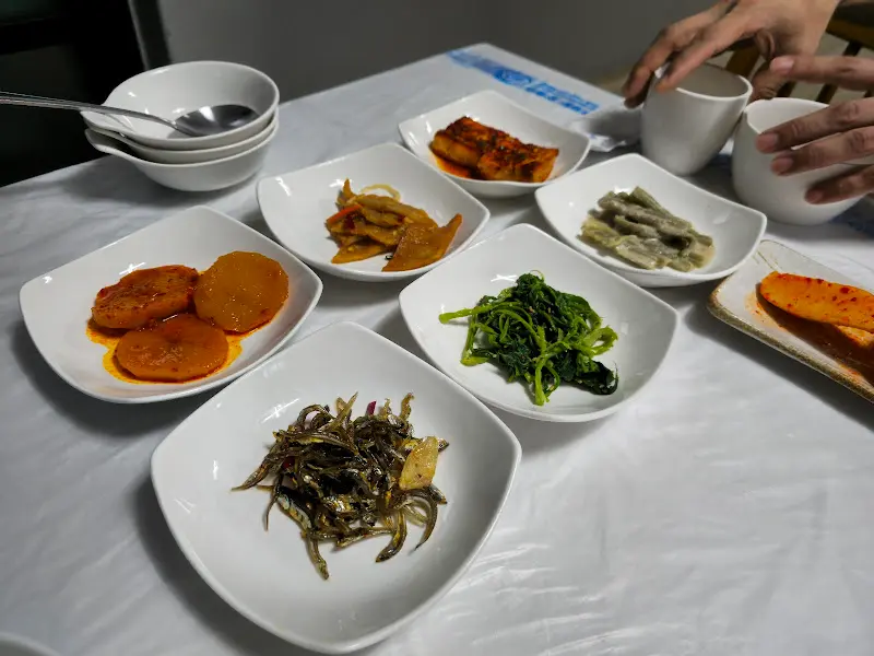 다양한 밑반찬들