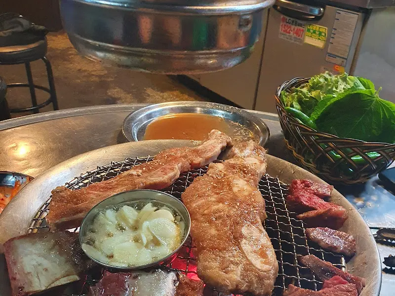 숯불 위에서 익어가는 소 생갈비