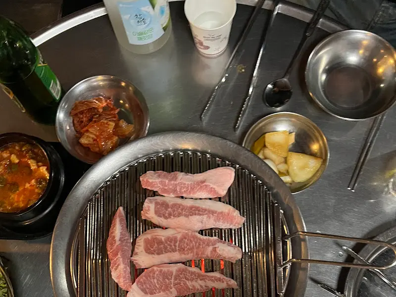 소 생갈비와 밑반찬 한 상 차림