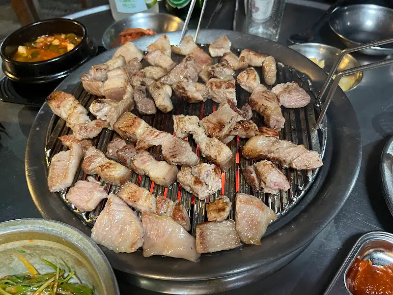 숯불에 구워먹는 돼지고기