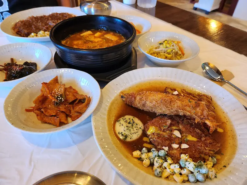 돈까스 백반 한 상 차림