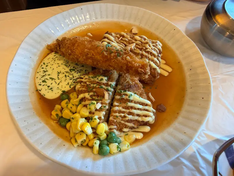 독특한 소스가 뿌려진 돈까스