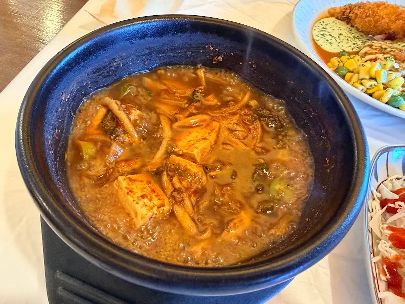 푸짐한 재료가 들어간 된장찌개