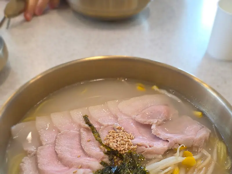 고기국수의 풍성한 고명