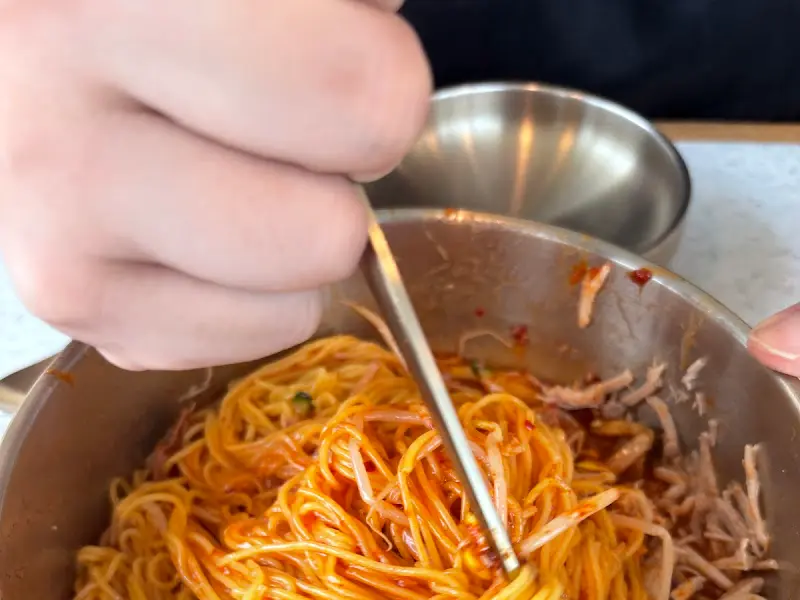 비빔국수를 비비는 모습