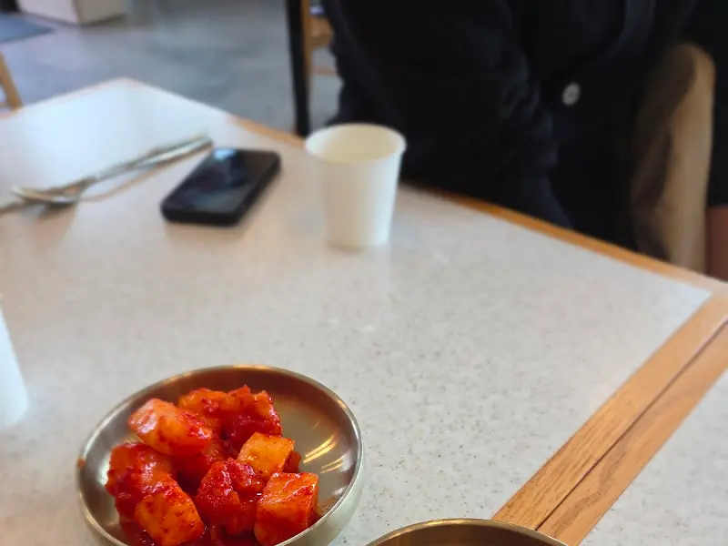 기본 반찬인 깍두기