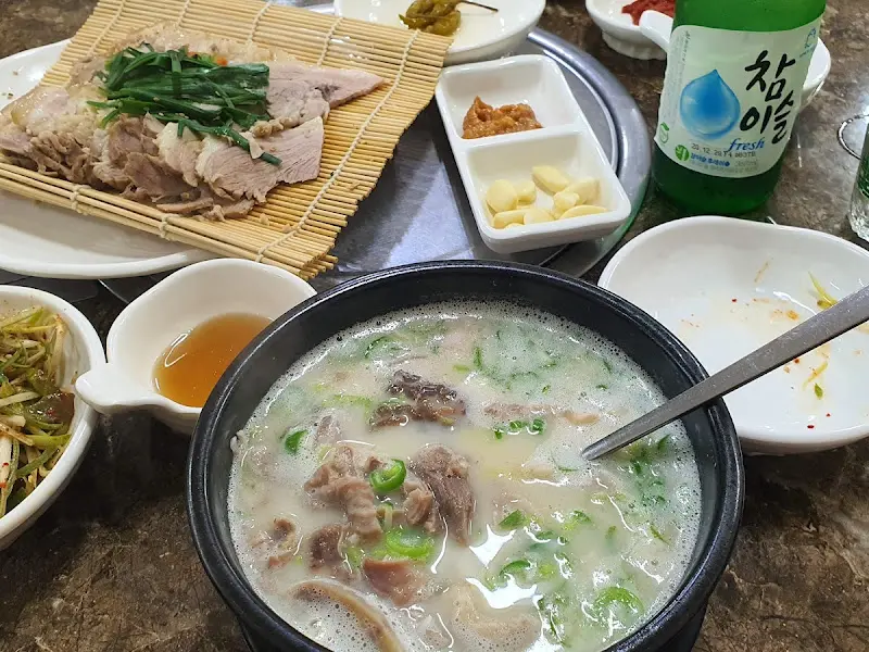 국밥과 수육, 반찬이 차려진 테이블