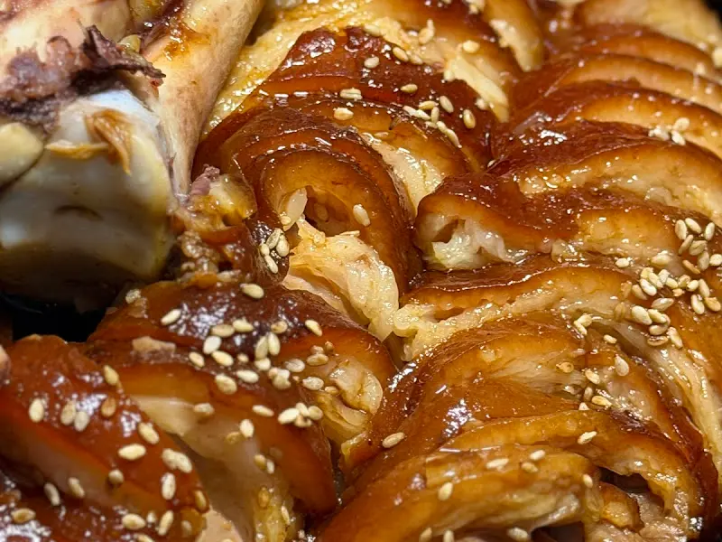 윤기가 흐르는 족발 단면