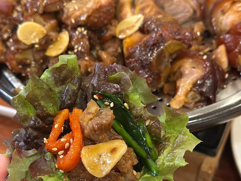쌈 채소와 함께 먹는 족발