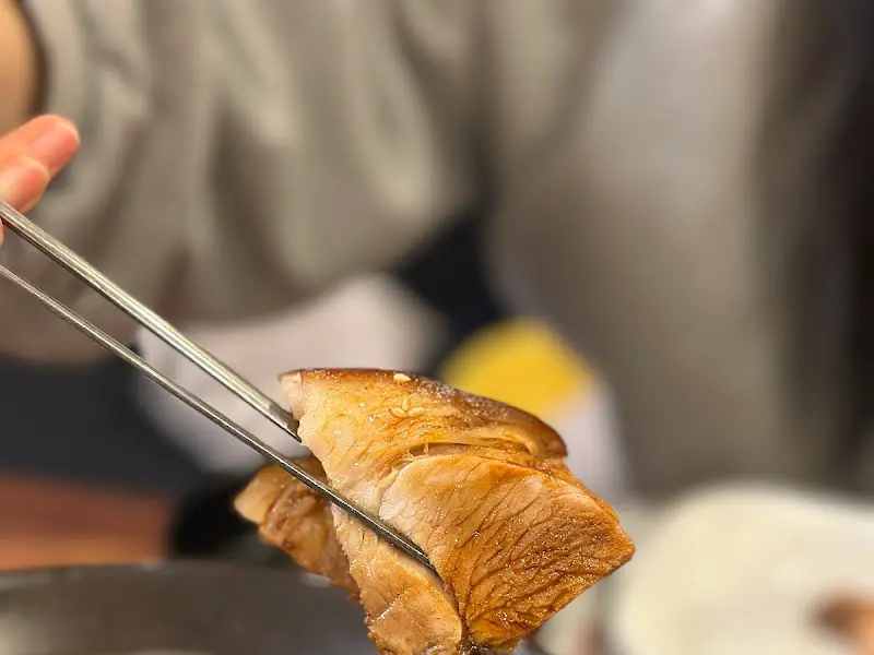 젓가락으로 족발을 집는 모습