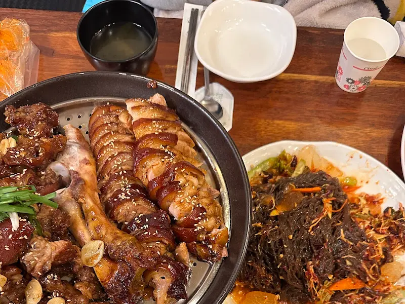 족발과 함께 제공되는 다양한 곁들임 메뉴