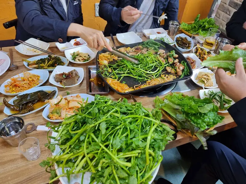 푸짐하게 차려진 삼겹살 한 상