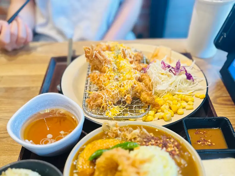 깔끔한 돈까스 한 상 차림