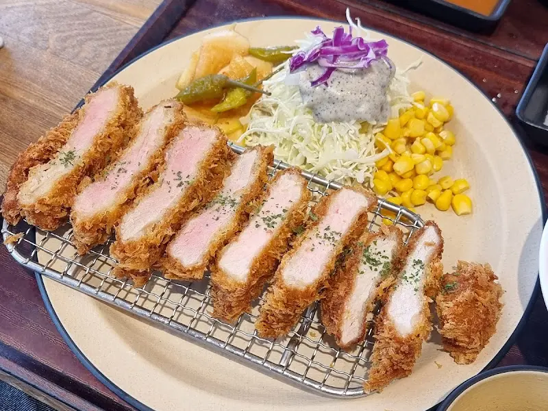 돈까스 정식 한 상 차림