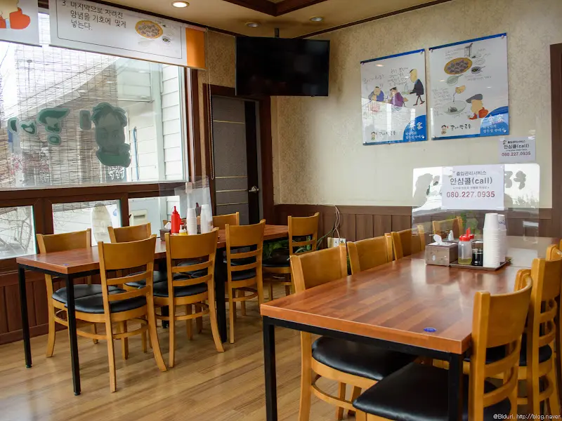 공이막국수 내부
