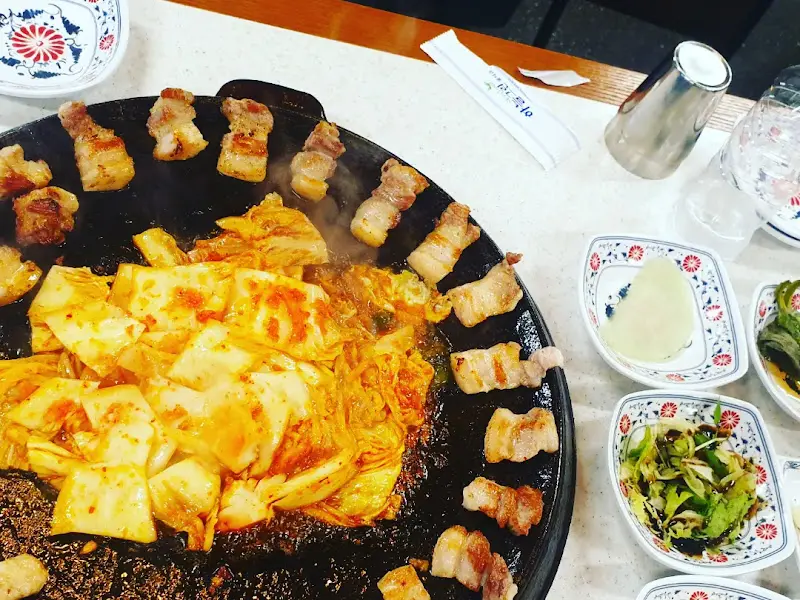 무쇠판에 구워지는 삼겹살과 김치