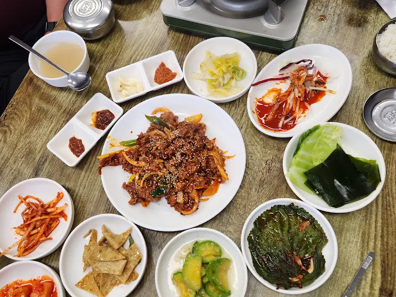 푸짐한 밑반찬과 돼지두루치기