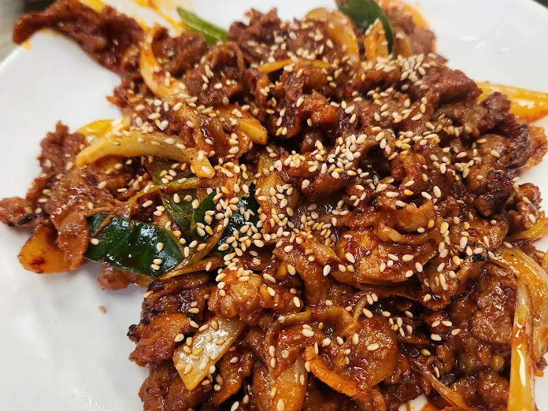 윤기가 흐르는 돼지두루치기