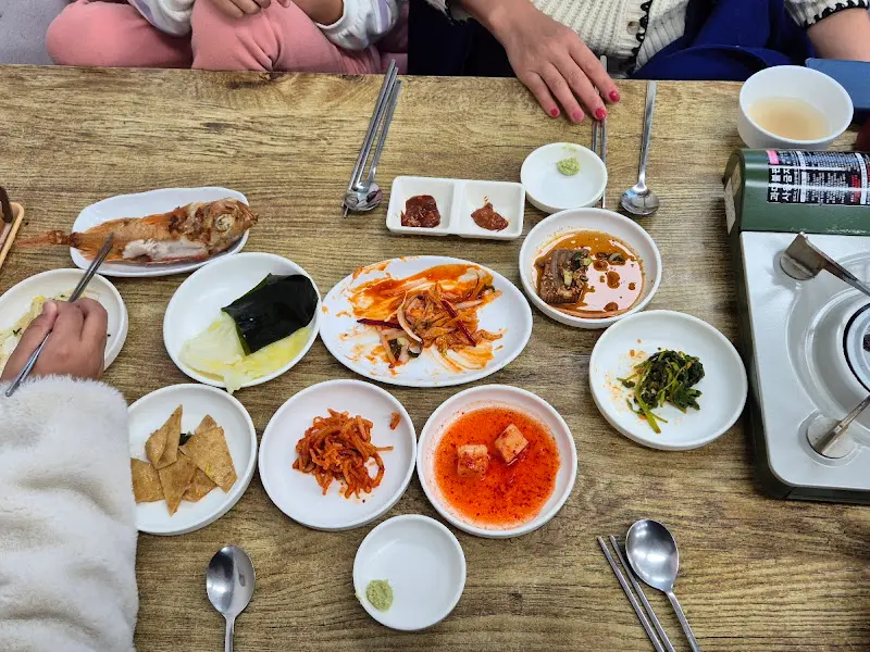 다채로운 밑반찬과 가자미 구이