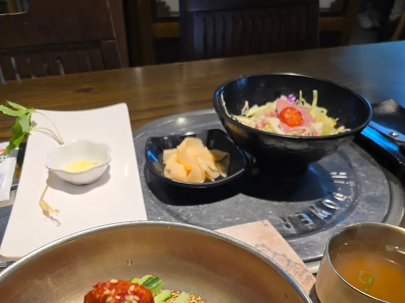 정갈하게 차려진 산홍의 밑반찬