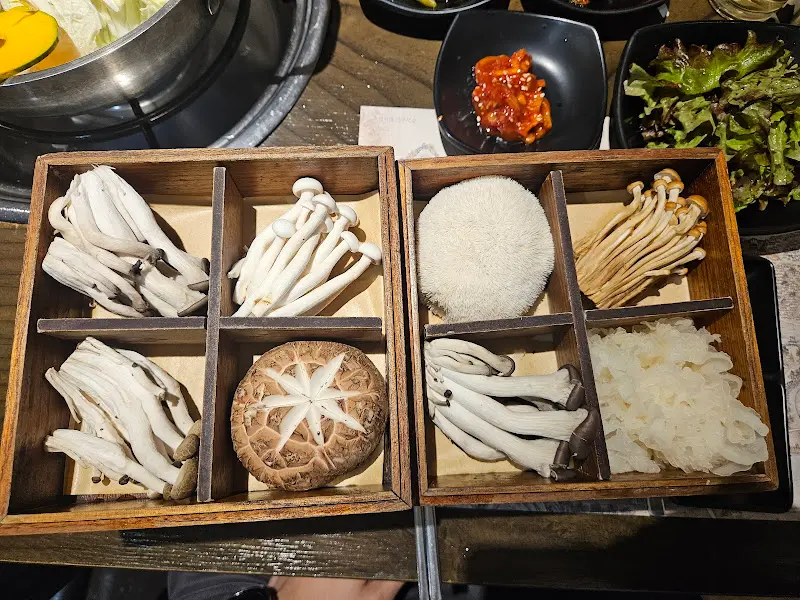 다양한 종류의 버섯이 담긴 나무 상자